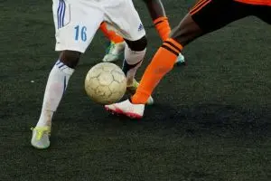 24Legendaarisimmat jalkapallopelaajat Yli 3.5 miljardin fanittamana, jalkapallo on maailman seuratuin ja suosituin urheilulaji. Ensimmäiset maailman mestaruus kisat järjestettiin Uruguayn pääkaupungissa Montevideossa vuonna 1930. Vuonna 1971 myös naiset aloittivat lajissa kilpailemisen. Koska lajin historia on pitkä, on sen varrelle mahtunut myös monia legendaarisia pelaajia. Parhaiden pelaajien valitseminen lienee makukysymys, mutta lajin historiaan kuuluu monia tunnettuja nimiä, jotka ovat jääneet kaikille lajin faneille mieleen. Unsplash Legendaariset suomalaiset miespelaajat Kenties tunnetuin suomalainen jalkapallon pelaaja on Lahdesta kotoisin oleva Jari Litmanen, josta tuli ensimmäinen kansainvälinen jalkapallotähti. Hän pelasi muun muassa Espanjassa, Ruotsissa, Englannissa, Saksassa sekä Hollannissa. Uransa Litmanen päätti vuonna 2011. Sami Hyypiä on pelannut yli 100 peliä Suomen joukkueessa ja on Litmasen kanssa ainoat suomalaiset pelaajat, jotka ovat voittaneet Mestarien liigassa. Myös Hyypiä lopetti pelaajauransa vuonna 2011. Teemu Pukki on valittu Suomen Palloliiton toimesta useamman kerran vuoden pelaajaksi ja vuonna 2022 hän on kenties yksi tunnetuimmista suomalaisista jalkapallon pelaajista. Hän pelaa tällä hetkellä hyökkääjänä Englannin Norwich City joukkueessa. Suosittuja jalkapallojoukkueita maailmalla Kuten pelaajien kohdalla, myös jalkapallo seuroja kannatetaan ja osa niistä on ylivoimaisesti katsojien suosikkeja. Maailmalla seuratuimpia joukkueita ovat muun muassa espanjalaiset Barcelona ja Real Madrid, Manchester United ja Chelsea. Näiden joukkueiden puolesta fanit myös tykkäävät lyödä vetoa esimerkiksi netin vedonlyöntisivustoilla kuten casino.netbet.fi sivustolta. Legendaarisimmat naispelaajat Suomessa Naispelaajista Anne Mäkinen on tunnettu ensimmäisenä suomalaisena ammattilaisjalkapallonpelaajana, kun hän pelasi Yhdysvalloissa. Lisäksi hän edusti uransa aikana myös Ruotsissa. Pelaajan uran Mäkinen päätti vuonna 2009 ja nykyisin hänet nähdään valmennusjohdossa Suomen naisten jalkapallomaajoukkueessa. Anna Westerlund on Suomen naisten maajoukkueen eniten maaotteluita pelannut ja ohittanut luvullaan jopa Jari Litmasen. Hänet valittiin vuoden 2018 parhaaksi naispelaajaksi Palloliiton toimesta. Maajoukkueen lisäksi hän edustaa ahvenanmaalaista Åland United seuraa. Tuija Hyyrynen on noussut kansan tuntemaksi jalkapallon ammattilaiseksi viimeistään vuonna 2017, kun hän liittyi italialaiseen Juventus seuraan, jossa on voittanut peräti viisi Italian mestaruutta. Hyyrynen edustaa lisäksi Suomen maajoukkuetta puolustajana. Unsplash Legendaarisimmat pelaajat kautta aikain Varmasti koko jalkapallon historian yhtenä merkittävimmistä pelaajista pidetään argentiinalaista Diego Maradonaa, joka pelasi merkittävän uran muun muassa FC Barcelonassa sekä Argentinan maajoukkueessa. Hän teki urallaan historiallisia maaleja. Brasilialainen jalkapalloilija Pelé voitti kolme MM-kisaa. Pelé on ollut monelle suomalaiselle tähtipelaajalle esikuva ja legenda tekikin vierailun Suomeen vuonna 1986, jolloin hän teki aloituspotkun HJK-Kuusysi ottelussa. David Beckham tunnetaan kuusinkertaisena valioliigamestarina, joka pelasi muun muassa Manchester Unitedissa sekä Espanjassa Real Madridissa. Myös Englannin maajoukkueen kapteenina tunnettu Beckham lopetti pelaajauransa vuonna 2009. Parhaat jalkapallon pelaajat vuonna 2022 Lionel Messi on valittu maailman parhaaksi jalkapalloilijaksi peräti seitsemän kertaa. Hänet tunnetaan parhaiten FC Barcelonan pelaajana, jossa hän pelasi vuosina 2001-2021. Messi on Argentiinan maajoukkueen kapteeni. Cristiano Ronaldosta tuli vuonna 2021 kilpailuotteluissa eniten maaleja tehnyt pelaaja koko lajin historiassa. Portugalilainen pelaaja on ehtinyt edustamaan muun muassa Manchester Unitedia, Juventusia sekä Real Madridia. Ronaldo on myös Portugalin maajoukkueen kapteeni. Kylian Mbappe on ranskalainen pelaaja, joka vain 23-vuotiaana on päässyt jo pitkälle. Häntä tituleerataan tämän hetken yhdeksi parhaimmista pelaajista. Hänet on nähty jopa FIFA pelien keulahahmona. Legendat ovat ikuisia myös jalkapallossa Historian jalkapallolegendat ovat jäädäkseen fanien muistoihin, vaikka aikaa kulusi. Uusia jalkapallotähtiä on syntynyt vuosien saatossa useita miesten- ja naisten sarjoissa. Uusien jalkapallotähtiä ja heidän joukkueita seurataan innolla miljardien katsojien toimesta ympäri maailmaa. Yhä useampi pitää myös oman suosikkijoukkueensa puolesta veikkaamista netin veikkaussivustoilla.